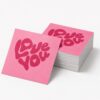Pegatinas de papel cuadradas personalizadas en color rosa sobre fondo blanco