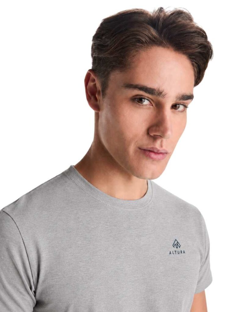 Ejemplo de camiseta personalizada para hombre con logo estampado en el pecho