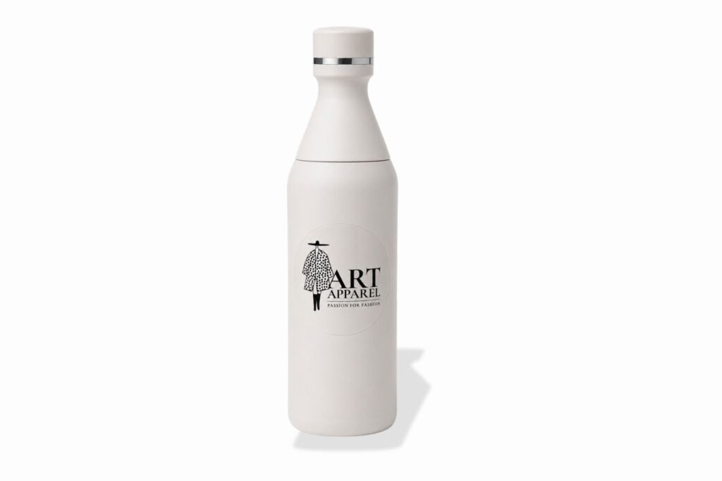 Pegatina transparente personalizada con logo de moda aplicada sobre un bidón blanco