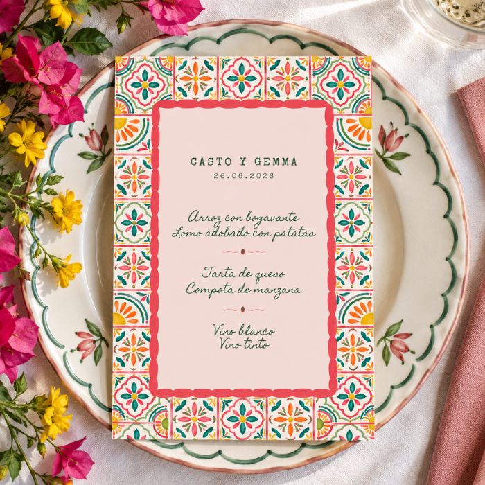 Minuta de boda personalizada sobre plato de cerámica