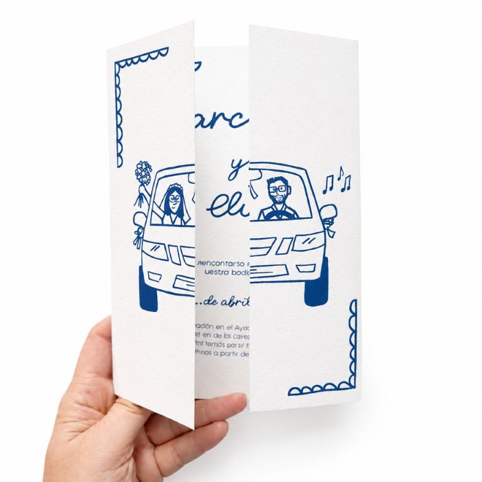 invitación de boda tríptico con ilustración de los novios en coche en azul