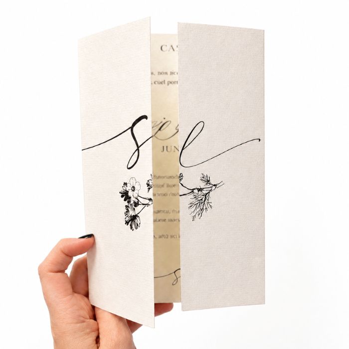 invitación de boda tríptico minimalista en tono crema con ilustración floral