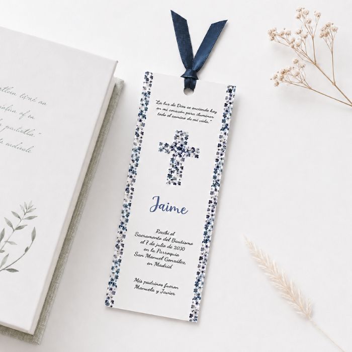 marcapáginas personalizado para bautizo con diseño floral azul sobre libro