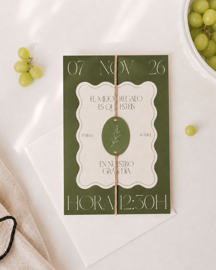invitación de boda con forma troquelada de marco ondulado en verde oliva con rama de olivo