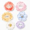 Marcasitios personalizados para boda de la colección Flores, flores de acuarela troqueladas con nombres de invitados
