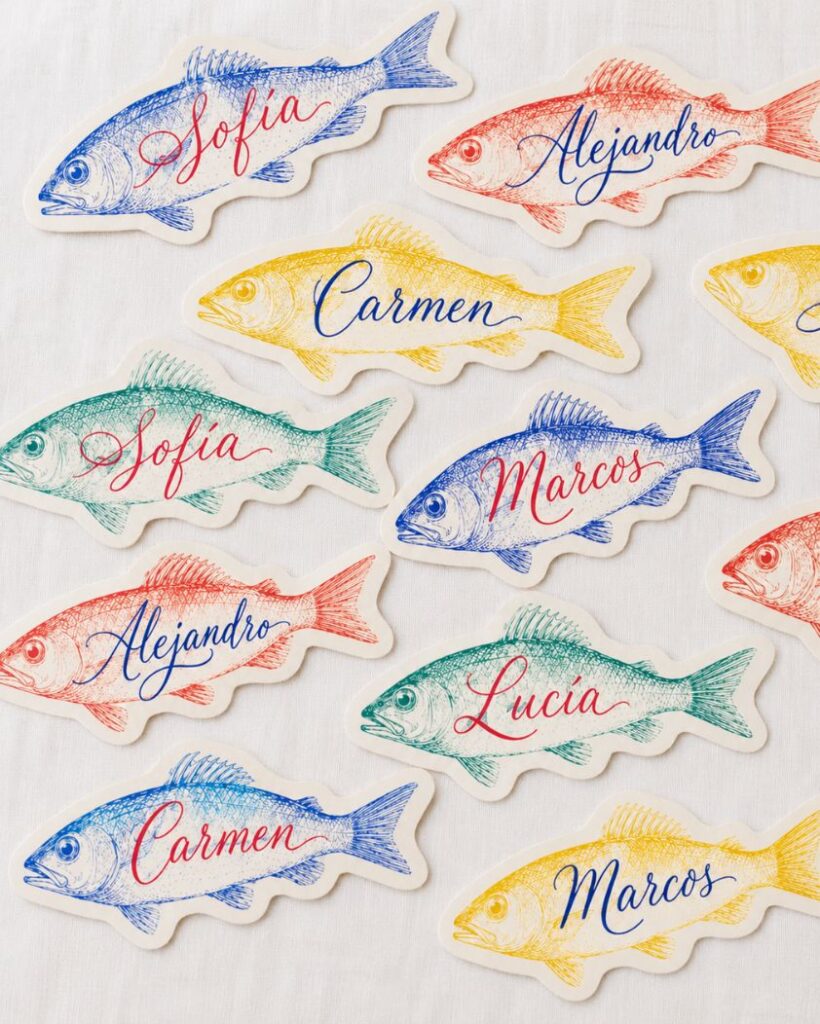 Marcasitios troquelados con forma de pez en colores para boda