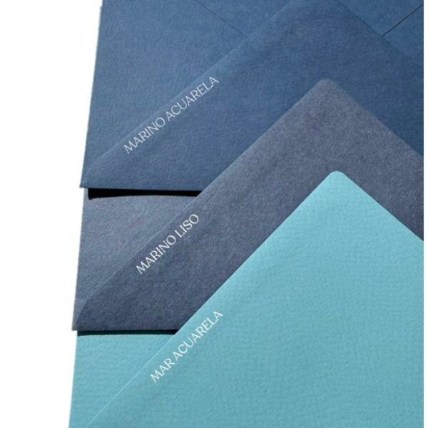 Sobres para boda en tonos azules: marino acuarela, marino liso y mar acuarela