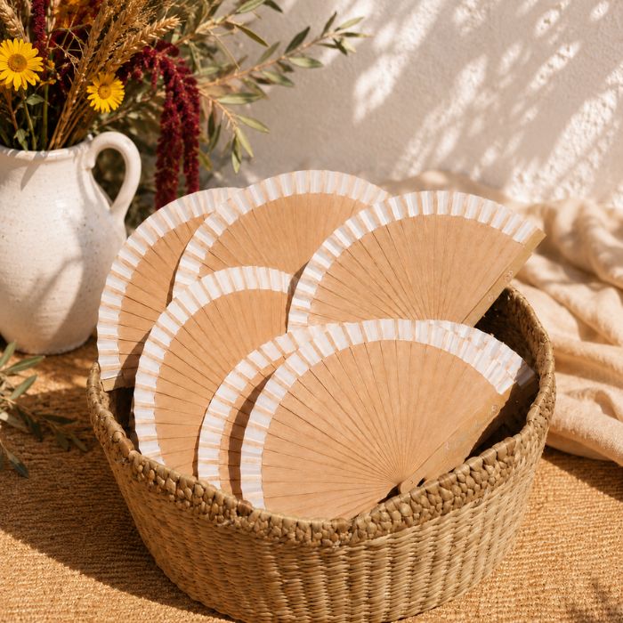 abanico de madera personalizado boda en cesta con flores estilo mediterráneo
