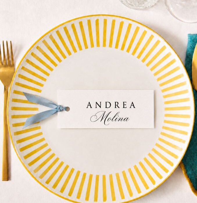 Marcasitios boda personalizados etiqueta sobre plato de boda con cinta azul