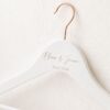 Percha personalizada para novia en oro rosa con nombres y fecha grabados