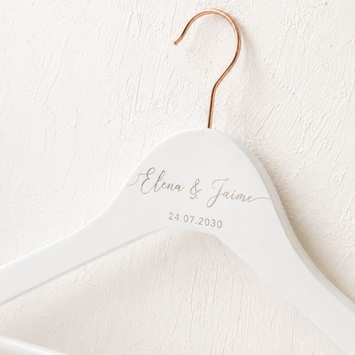 Percha personalizada para novia en oro rosa con nombres y fecha grabados