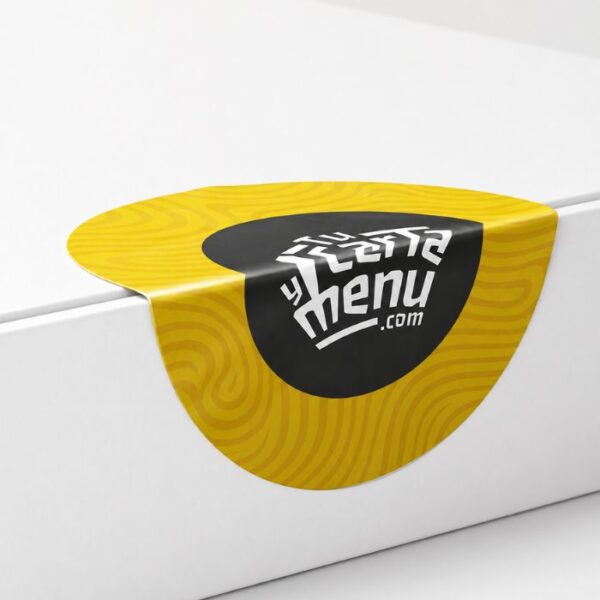 Caja blanca cerrada con pegatina adhesiva personalizada de color amarillo