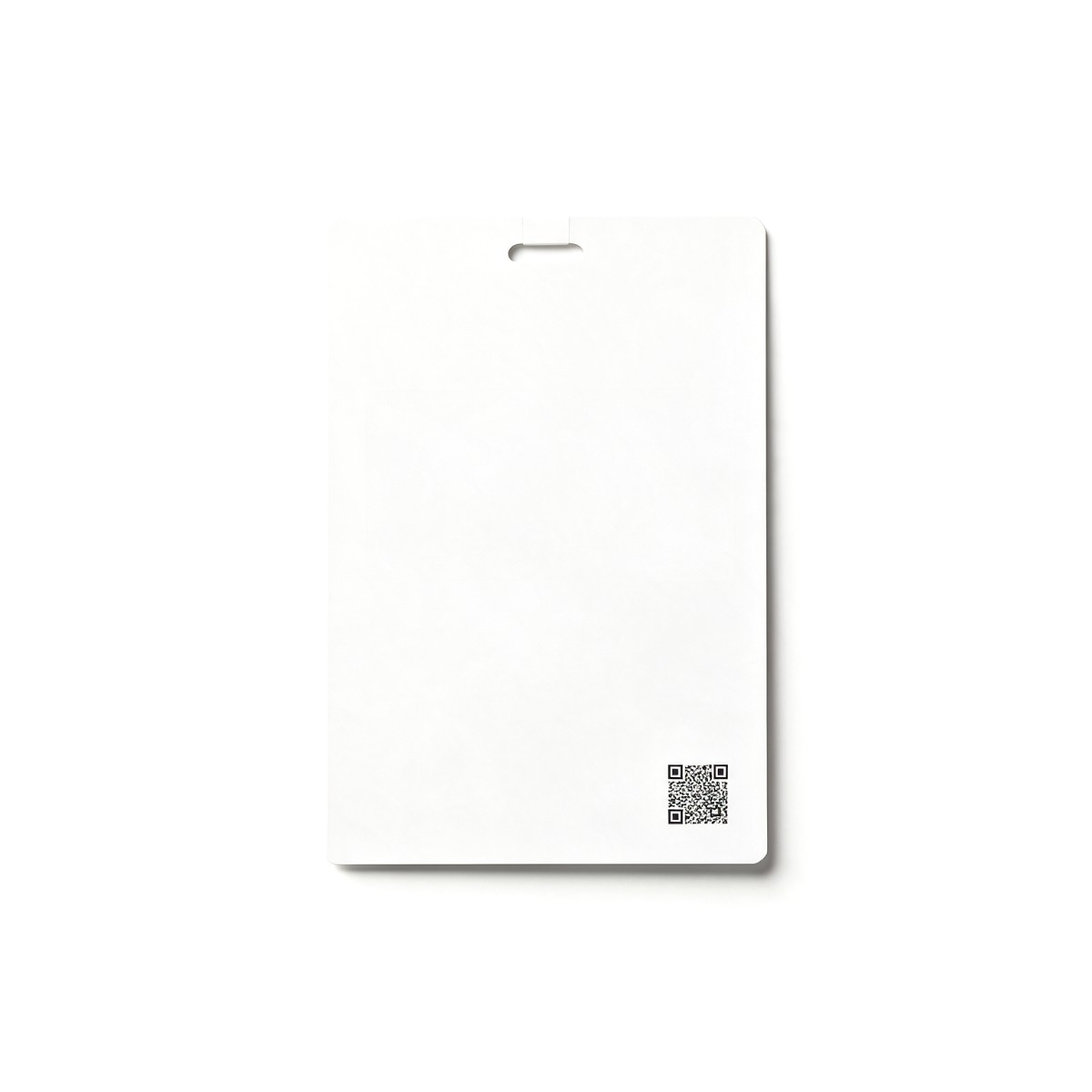 Acreditación A6 vertical de 105 × 148 mm con ranura para lanyard y código QR
