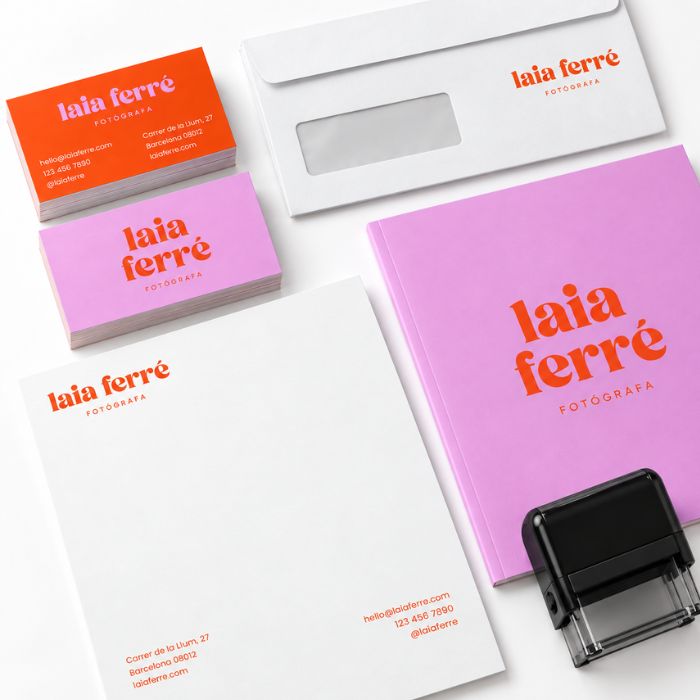Papelería corporativa: tarjetas de visita, sobre, membrete, libreta y sello