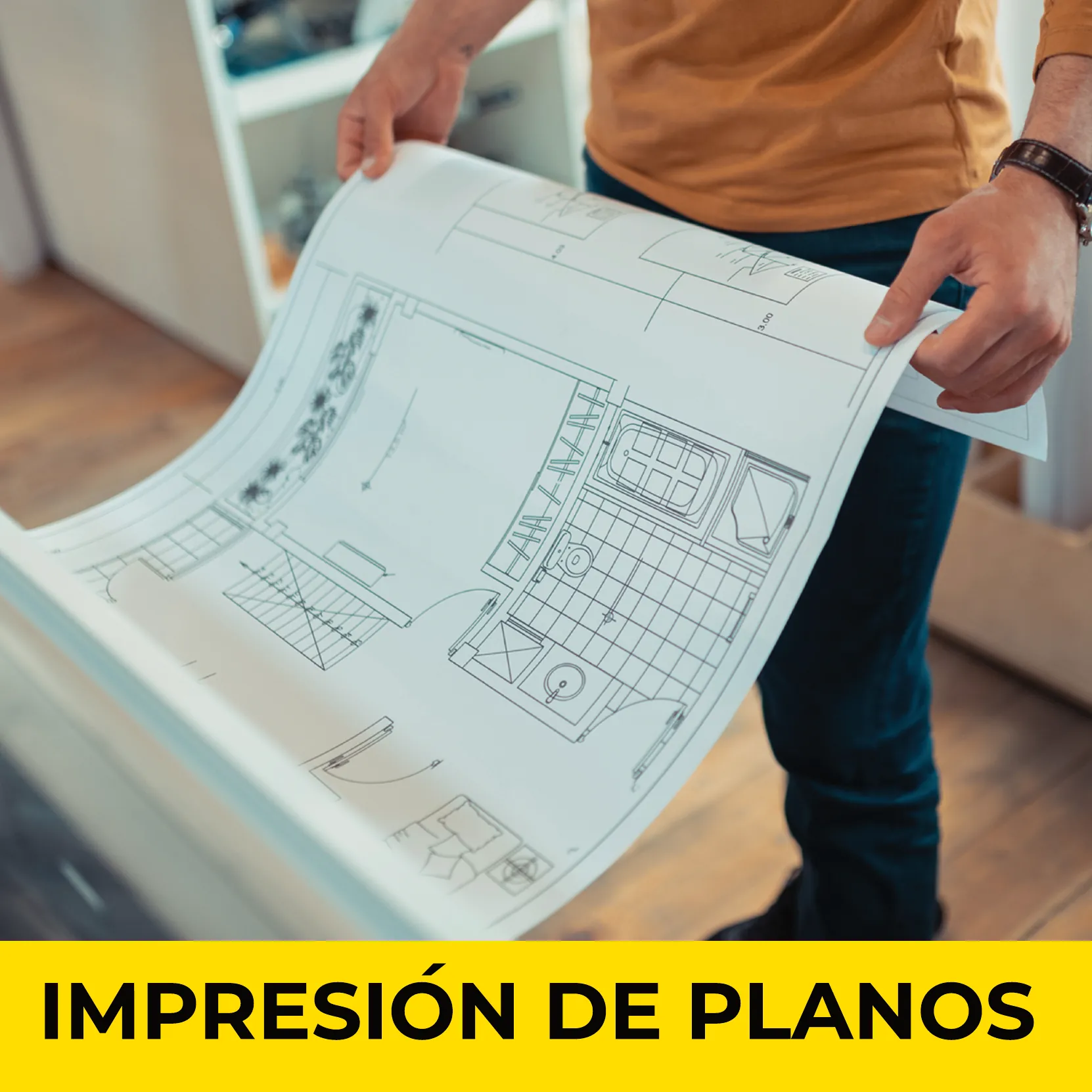 Persona sosteniendo un plano impreso, impresión de planos