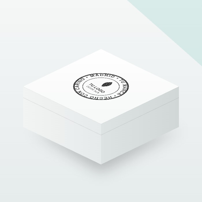 Caja blanca de packaging con sello redondo personalizado en tinta negra