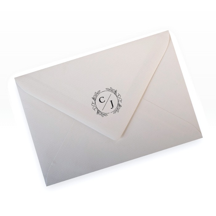 Sobre de boda con sello redondo personalizado con iniciales