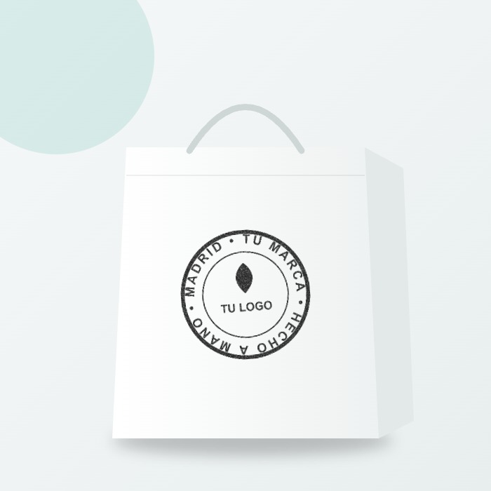 Bolsa de papel blanca con sello redondo personalizado en tinta negra
